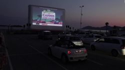 CNNE 834523 - cannes disfruta clasicos del cine desde sus autos