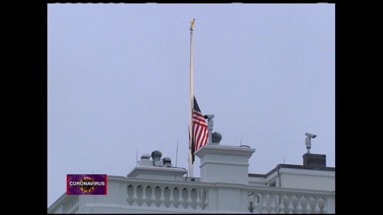 CNNE 834563 - la bandera de ee-uu- a media asta para honrar a las victimas del covid-19