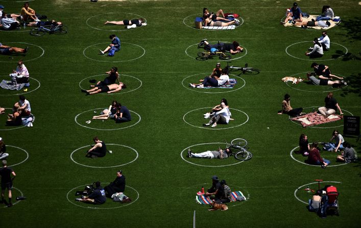 La gente visita el Domino Park de Nueva York el 17 de mayo. Los círculos pintados, espaciados a 1,8 metros de distancia, son para alentar el distanciamiento físico. Johannes Eisele / AFP / Getty Images