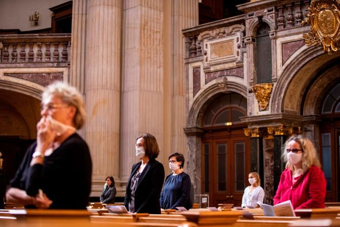 Los feligreses asisten a un servicio dominical en la Catedral de Berlín el 10 de mayo. La catedral reabrió para los fieles después de dos meses de servicios en línea. Odd Andersen / AFP / Getty Images