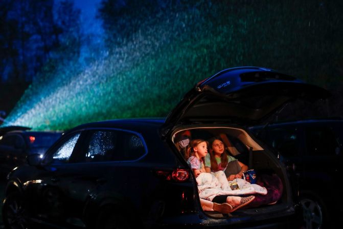 La gente ve una exhibición de "Trolls World Tour" en el cine Four Brothers Drive-In en Amenia, Nueva York, el 15 de mayo. John Minchillo / AP