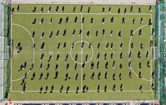 La gente espera en línea para las pruebas de covid-19 en Incheon, Corea del Sur, el 20 de mayo. Yun Hyun-tae / Yonhap / AP