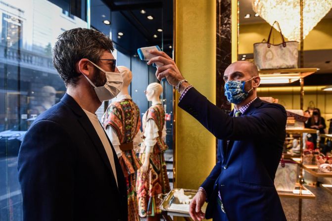 A un cliente le escanean la temperatura de su cuerpo en una tienda Etro en Milán, Italia, el 18 de mayo. Miguel Medina / AFP / Getty Images