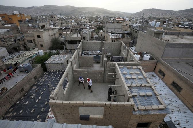 Los boxeadores Hussein y Zeyad Ashish entrenan en el techo de su casa en el campo de refugiados de Al-Baqa'a cerca de Amman, Jordania, el 14 de mayo. Los hermanos clasificaron para los Juegos Olímpicos de Tokio. Muhammad Hamed / Reuters