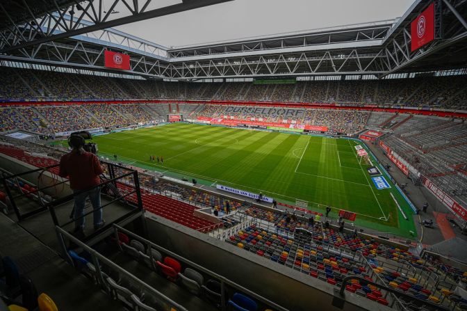 Un operador de cámara de televisión trabaja en el Merkur Spiel-Arena en Düsseldorf, Alemania, antes del partido de fútbol de la Bundesliga entre Düsseldorf y Paderborn el 16 de mayo. Sascha Schuermann / Pool / AP