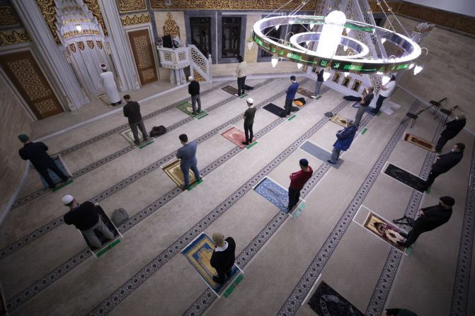 Musulmanes rezan en la mezquita de Mevlana en Berlín el 9 de mayo. Abdulhamid Hosbas / Agencia Anadolu / Getty Images