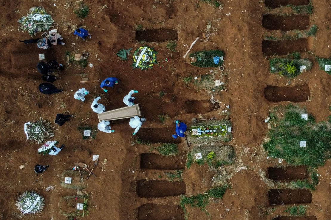 Una imagen aérea muestra mientras entierran a personas que habrían muerto en el cementerio de Vila Formosa a las afueras de Sao Paulo, Brasil