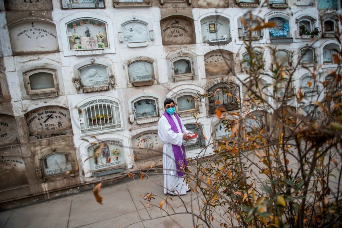 Funeral de una víctima de coronavirus en un cementerio en Lima,Perú.