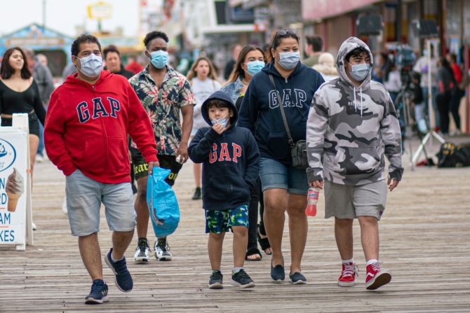 Un grupo de personas con máscaras caminan en Seaside Heights, New Jersey, el 24 de mayo de 2020 durante el fin de semana del Día de los Caídos.