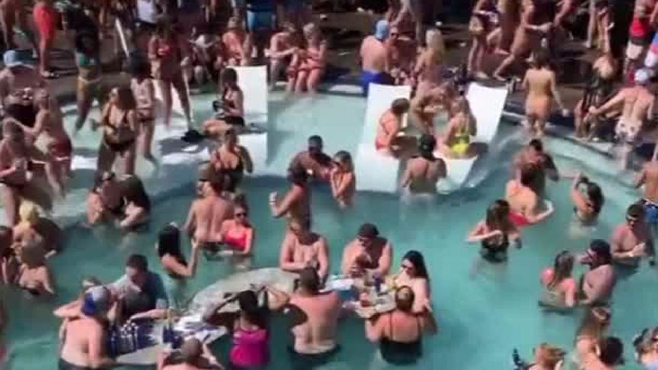 CNNE 835793 - fiesta en una piscina sin distanciamiento fisico