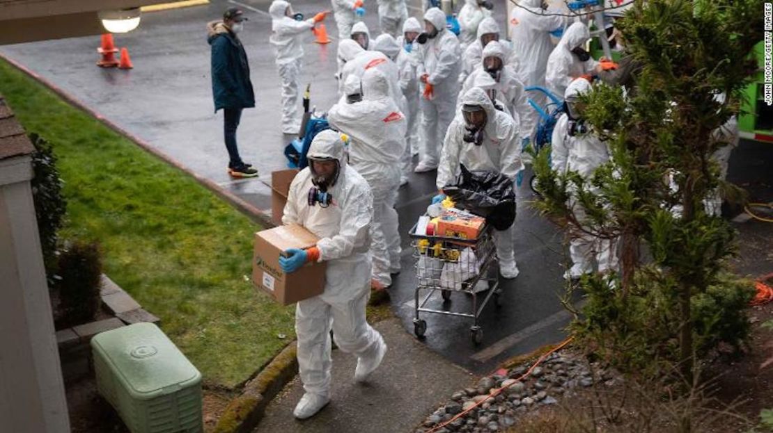 Un equipo de limpieza ingresa al Life Care Center, en las afueras de Seattle, Washington, el 12 de marzo.