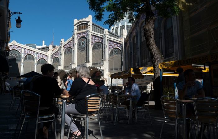 Gente en las terrazas frente al Mercado Central de Valencia, el 19 de mayo.