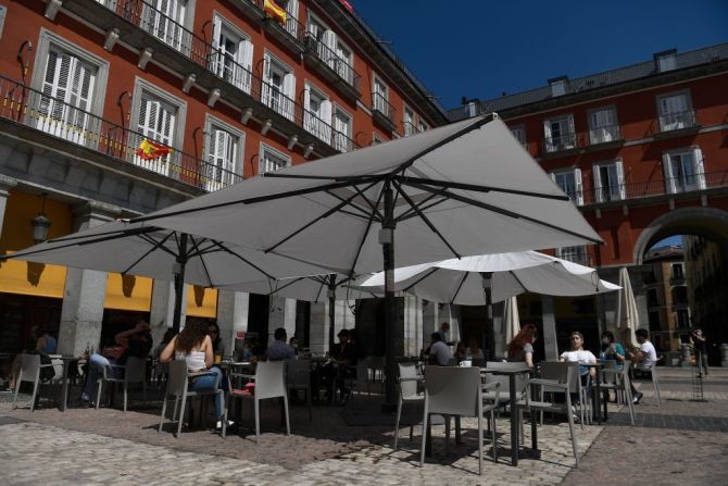 Terraza en la Plaza Mayor en Madrid el 25 de mayo, cuando la capital entró en Fase 1 de desescalada.