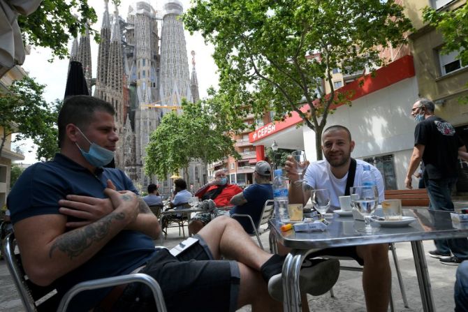 Personas en una terraza cerca de la Sagrada Familia, en Barcelona.