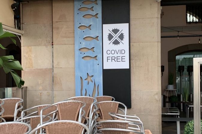 "Libre de covid", dice terraza en Port Vell, en Barcelona, el 25 de mayo.