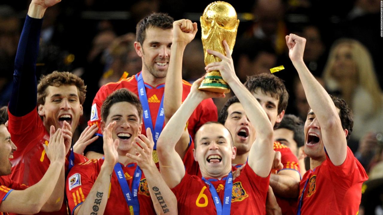 CNNE 837625 - andres iniesta y su debut con 'la roja' hace 16 anos