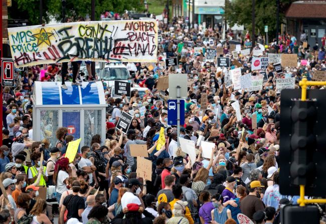 Cientos se reunieron el martes por la noche en la misma intersección de Minneapolis donde fue detenido George Floyd.