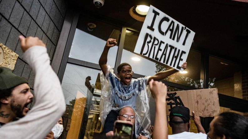 El incidente recuerda la muerte en 2014 de Eric Garner, quien pronunció las palabras "No puedo respirar", mientras un policía le hacía una llave al cuello en Nueva York.