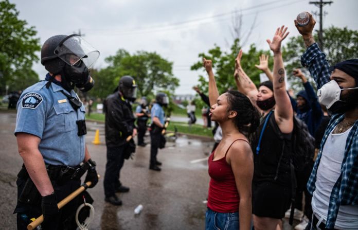 Los manifestantes marchan sobre la avenida Hiawatha mientras gritan consignas que denuncian la muerte de Floyd. Stephen Madden / Getty Images