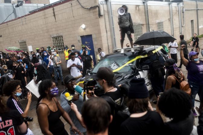 Personas se reúnen fuera de un recinto policial durante las manifestaciones. Richard Tsong-Taatarii / Star Tribune / AP