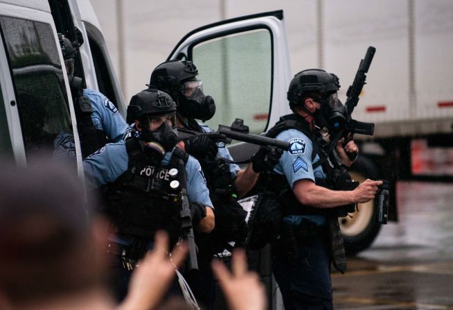 La policía roció gas lacrimógeno para dispersar a la multitud después de que algunas personas se volvieron rebeldes, según dijo un portavoz de la policía.