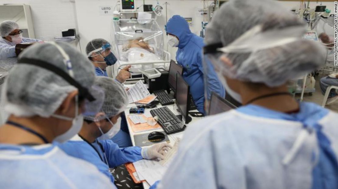 Trabajadores de salud y pacientes luchan contra el coronavirus en la UCI del hospital Gilberto Novaes.