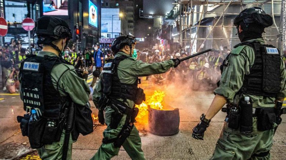 La policía hace guardia en una carretera para disuadir a los manifestantes prodemocracia de bloquear las carreteras en el distrito de Mong Kok de Hong Kong, el 27 de mayo de 2020.