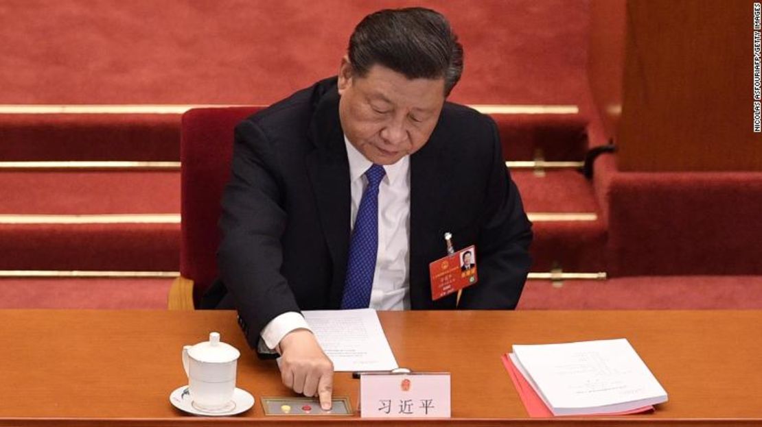 El presidente de China, Xi Jinping, vota sobre una propuesta para redactar una ley de seguridad sobre Hong Kong, durante la sesión de clausura del Congreso Nacional del Pueblo en el Gran Salón del Pueblo, en Beijing, el 28 de mayo de 2020.