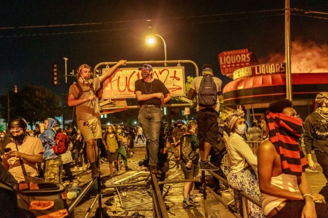 Manifestantes se reunieron este jueves frente a una estación de policía de Minneapolis.