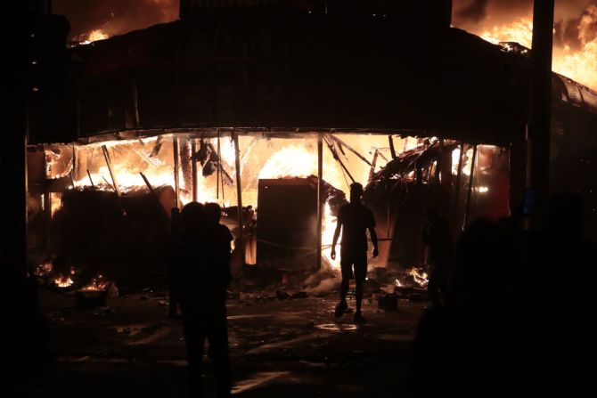 Algunos manifestante prendieron fuego a una tienda de bebidas alcohólicas en Minneapolis este jueves.