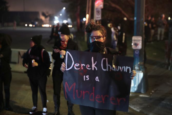 "Derek Chauvin es un asesino" dice una pancarta el jueves en medio de las protestas por la muerte de George Floyd. Chauvin es el policía que sujetó con su rodilla el cuello de Floyd.