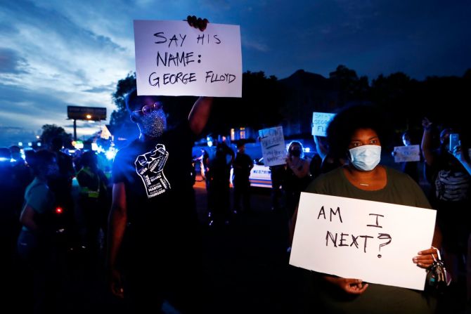 "Di su nombre: George Floyd", "¿Sigo yo?", dicen pancartas de manifestantes en Memphis, Tennessee, el 27 de mayo.