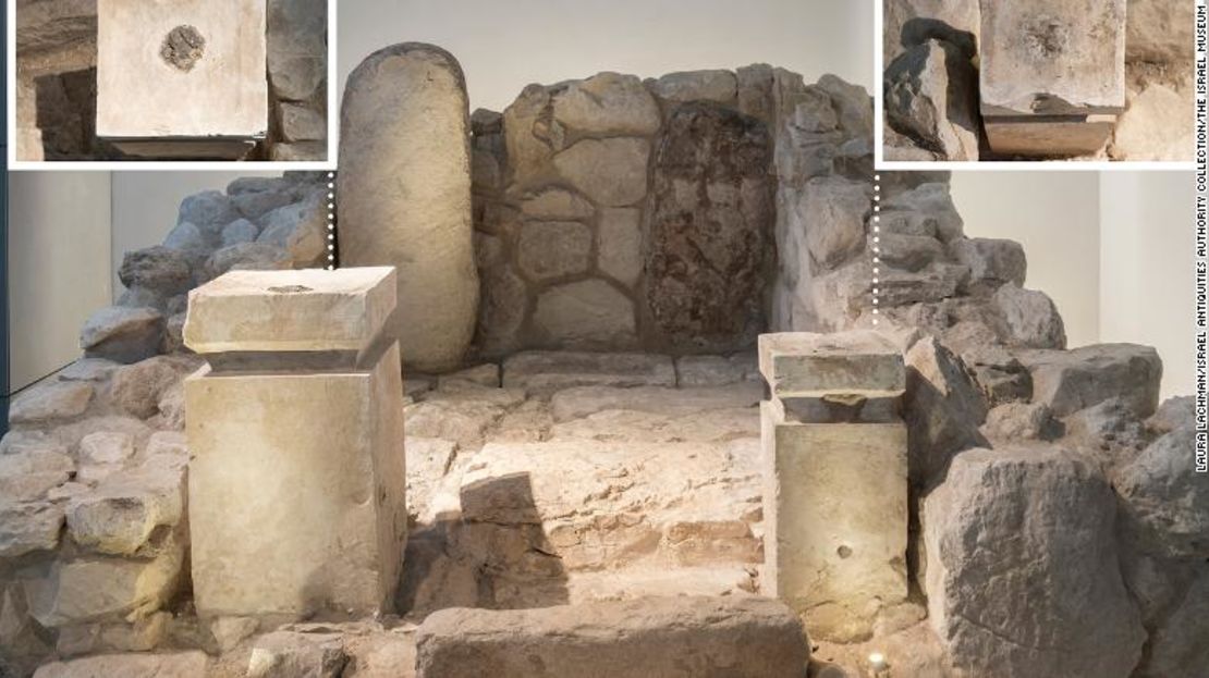 Esta es la vista frontal de la cella del santuario de Arad, reconstruida en el Museo de Israel a partir de hallazgos arqueológicos originales.