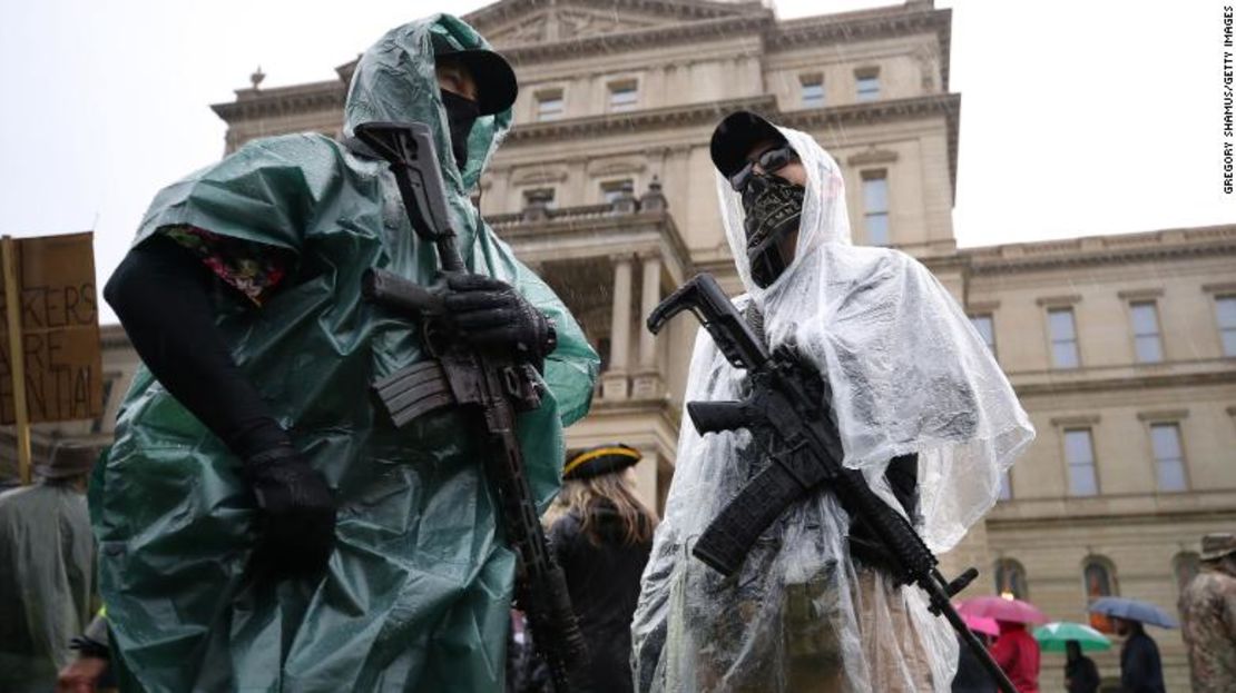 Manifestantes armados se reúnen en el Capitolio de Michigan el 14 de mayo de 2020 en Lansing.