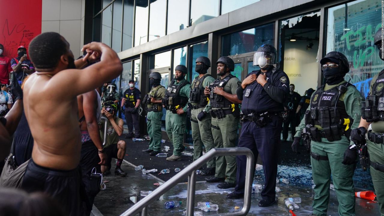 CNNE 839188 - manifestantes violentos atacan sede de cnn en atlanta