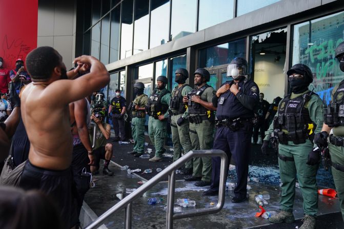 Agentes de la Policía controlan la entrada a la sede de CNN durante una protesta el 29 de mayo de 2020 en Atlanta, Georgia, por la muerte de George Floyd en Minneapolis (Elijah Nouvelage/Getty Images). Mira la galería →