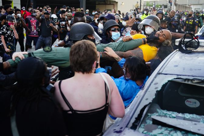 La Policía se enfrenta en Atlanta este viernes con los manifestantes indignados por la muerte de George Floyd días atrás en Minneapolis a manos de un oficial (Elijah Nouvelage/Getty Images).