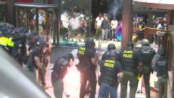 CNNE 839201 - repelen con gases vandalismo contra sede de cnn