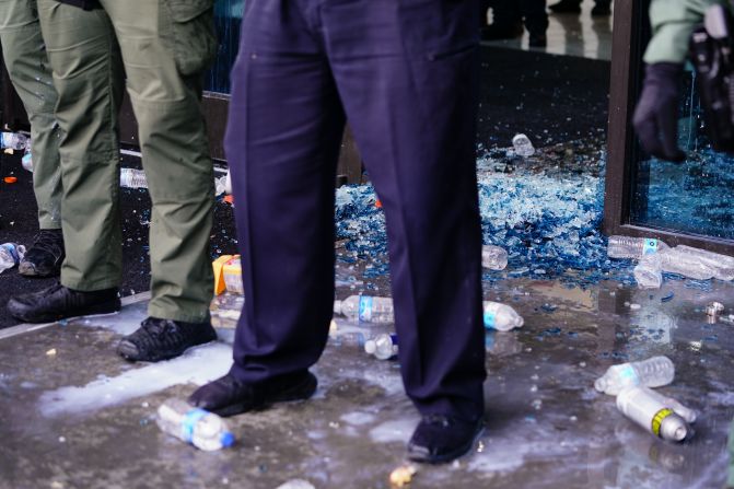 Manifestantes rompen vidrios en el CNN Center en Atlanta este viernes, en el marco de las protestas en varias ciudades de Estados Unidos por la muerte de George Floyd (Elijah Nouvelage/Getty Images).