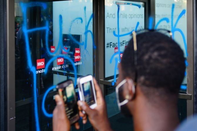 En el marco de las protestas en Atlanta por la muerte de George Floyd, manifestantes grafitearon insultos en la puerta del CNN Center este viernes (Elijah Nouvelage/Getty Images).