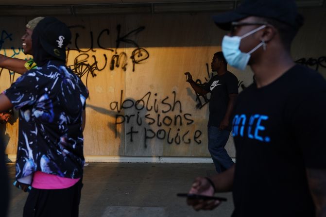 "Abolir la cárcel y la Policía" dice una de las pintadas hechas durante las manifestaciones en Atlanta por la muerte de George Floyd, un hombre negro desarmado, a manos de la Policía (Elijah Nouvelage/Getty Images).