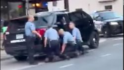 CNNE 839237 - video muestra tres policias con su rodilla sobre george floyd