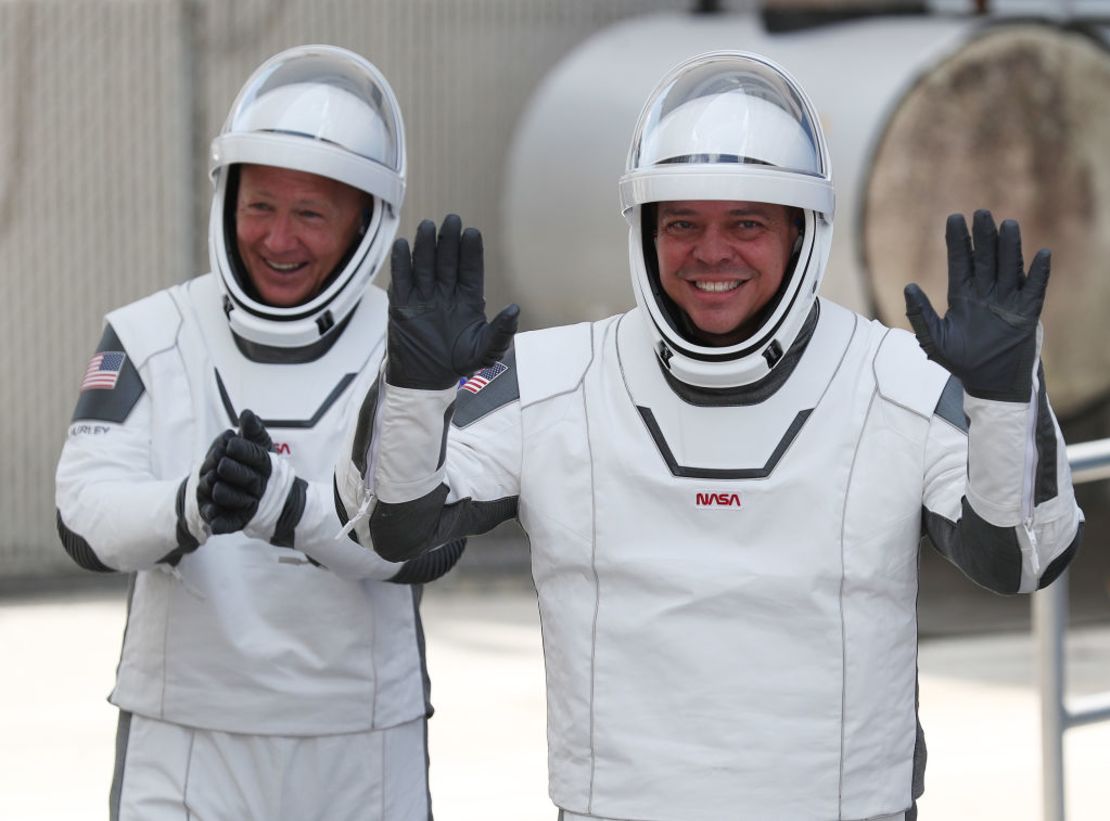 Los astronautas de la NASA Bob Behnken y Doug Hurley caminan hacia el cohete Falcon 9 para partir a la Estación Espacial Internacional el 30 de mayo de 2020 en Cabo Cañaveral, Florida (Joe Raedle / Getty Images).