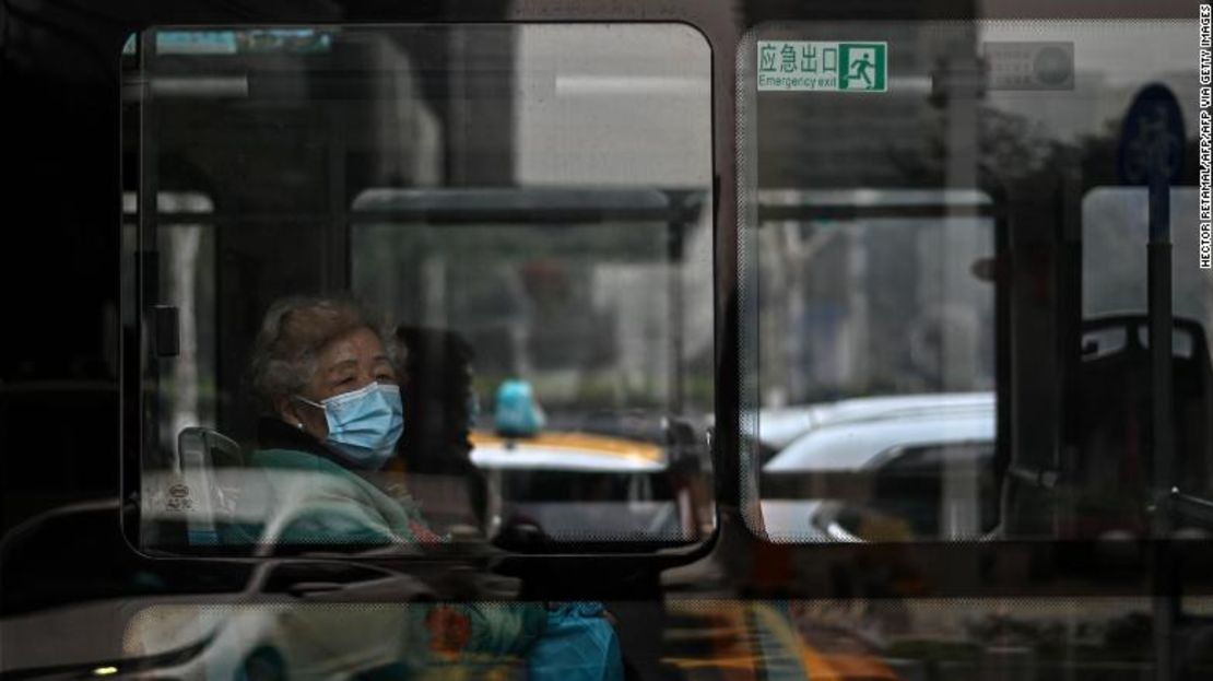 Las mascarillas siguen siendo una de las señales que muestran el pasado de Wuhan como epicentro de la pandemia mortal.