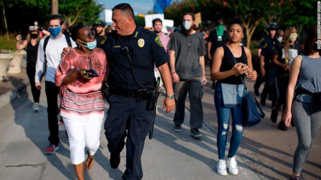 El jefe de la policía de Houston, Art Acevedo, caminó del brazo de una mujer durante un evento de "Justicia para George Floyd" el sábado.