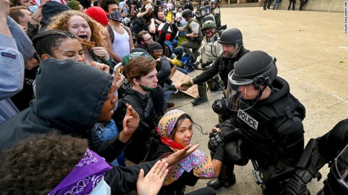 Policías fueron vitoreados por manifestantes mientras se arrodillaban en Spokane.