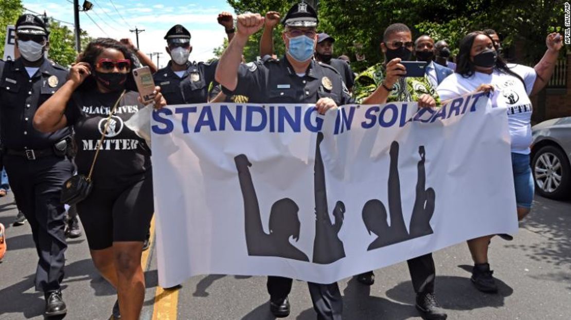 El jefe de la policía metropolitana del condado de Camden, Joe Wysocki, levanta el puño mientras participa en un una marcha solidaria el sábado.