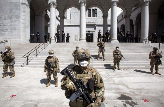 de la Guardia Nacional del Ejército en California hacen guardia afuera del Ayuntamiento el 31 de mayo en Los Ángeles. Ringo HW Chiu / AP