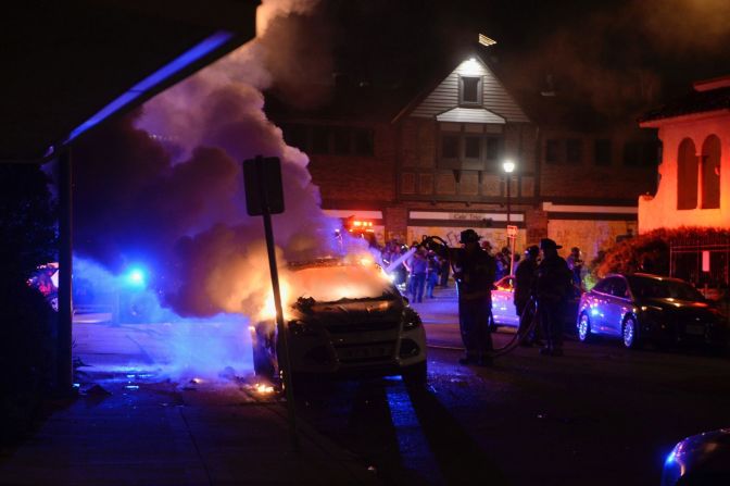 Los bomberos extinguen un incendio que destruyó un vehículo KMBC en Kansas City, Missouri, el 31 de mayo. Shelly Yang / The Kansas City Star / Tribune News Service / Getty Images