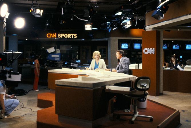 Los copresentadores Dave Walker y Lois Hart, marido y mujer, en la primera transmisión de CNN el 1 de junio de 1980. La cadena ha estado en el aire desde entonces. Cotten Alston para CNN